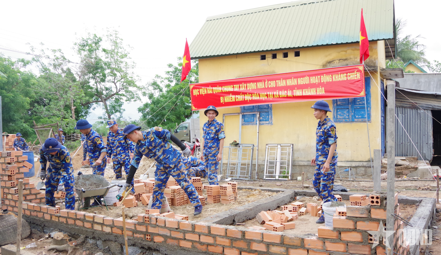 Bộ đội Hải quân vượt nắng nóng xây nhà giúp dân